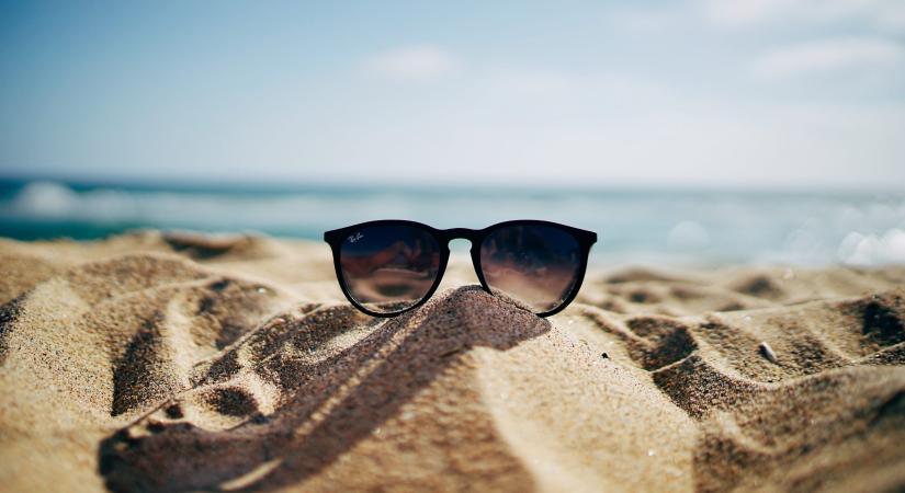 Hogyan válasszunk napszemüveget, ha biztonságban szeretnénk tudni szemeinket?