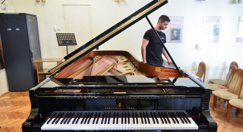 A zongorák „Rolls-Royce„-a érkezett a Bartók Béla Művészeti Karra