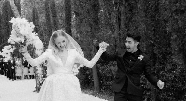 Wow! Eddig nem látott esküvői fotókat posztolt Sophie Turner