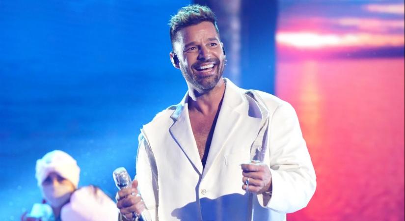 Ricky Martin óriási műkörmökkel pózol új fotóján