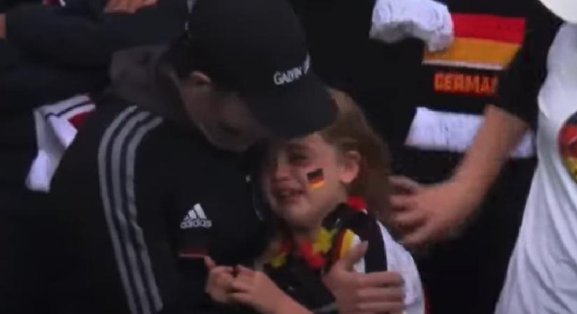 Szívszorító, ahogy elsírta magát a németeknek szurkoló kislány az angol-német meccsen - videó