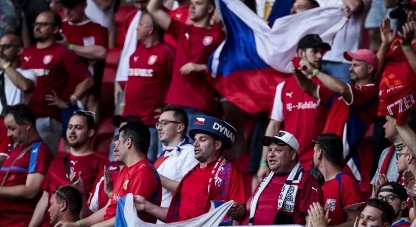 A csehek szurkolói nélkül rendezhetik meg a dánok elleni negyeddöntőt a foci-Eb-n