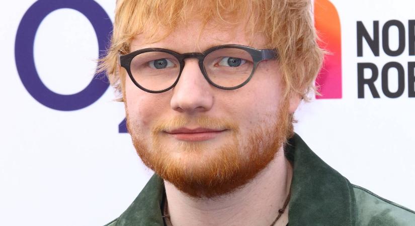 Ed Sheerannek már jó a szeme, csak divatból hord néha szemüveget