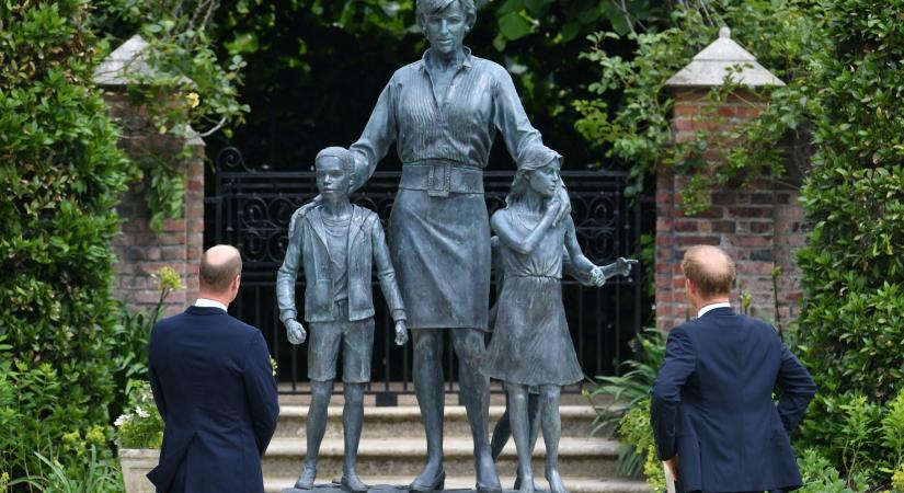 Vilmos herceg és Harry herceg együtt avatta fel a Diana hercegnéről készült szobrot