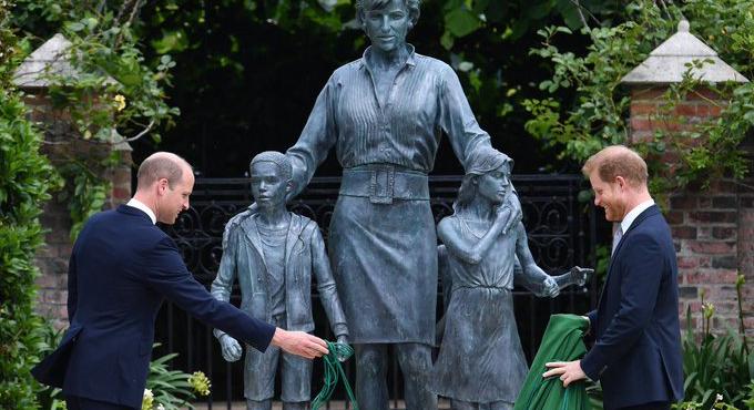 A feszültségnek nyoma sem volt: így avatta fel Harry és Vilmos herceg Diana hercegnő szobrát