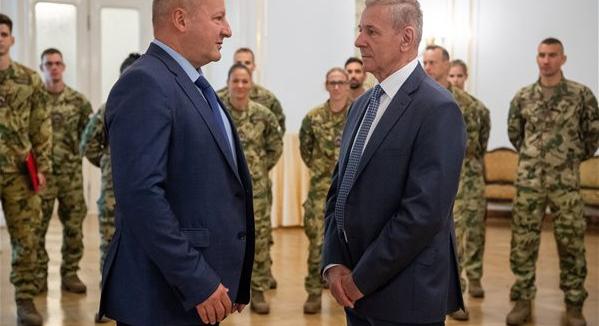 A honvédelmi miniszter érmekkel várja vissza a katonasportolókat