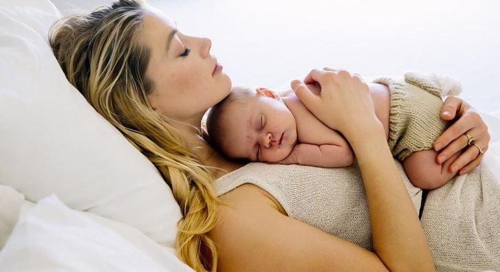 Megszületett Amber Heard első gyermeke egy béranyától