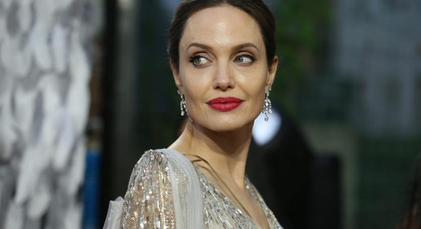 Bosszú Brad Pitt ellen: Angelina Jolie 15 évvel fiatalabb énekessel randizik
