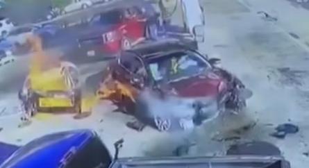 Videó: Majdnem felrobbantotta a benzinkutat egy Nissan ittas sofőre