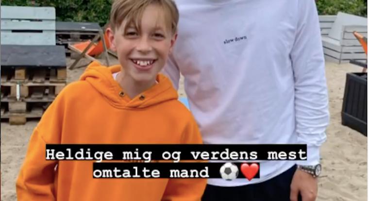 Eriksen olyan jól van, hogy egy dániai strandon fotózkodott egy kisfiúval