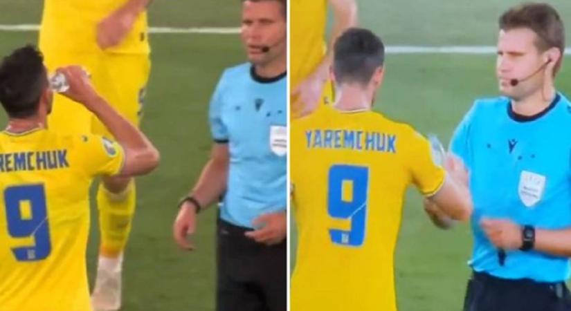 A bíró vizet adott az ukrán focistának az Eb-meccsen, a szurkolók dühösen reagáltak - fotó