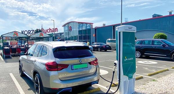 Az e-autósoknak kedvez a Volteum és az Auchan együttműködése