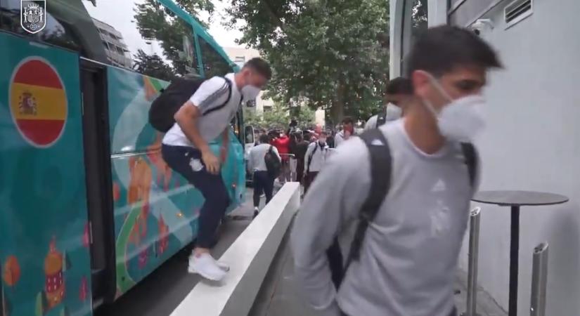 A szurkolók a londoni szállásnál várták a spanyol fociválogatottat az Eb-elődöntő előtt - videó