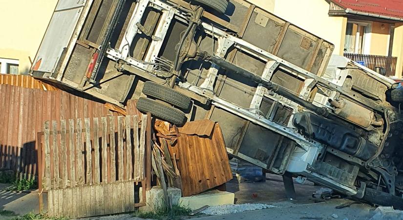 Csúnya baleset Karancsalján: kerítésnek csapódott egy teherautó
