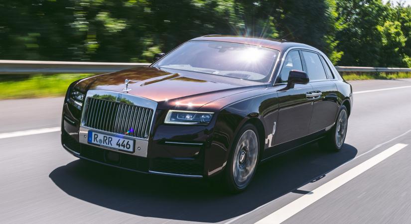 Lehet egy öt méter hetven hosszú autóban vezetési élményről beszélni? Teszt: Rolls-Royce Ghost Extended - 2021