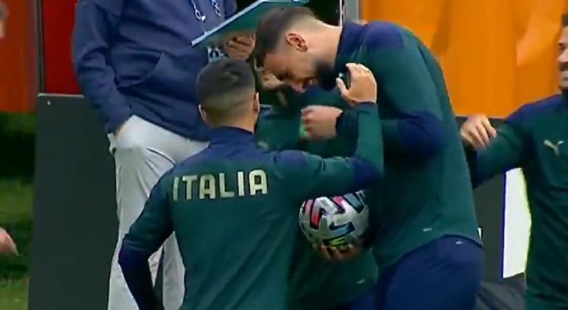 Fel kellett emelni az olasz sztárfocistát, hogy nyakon tudja ütni Donnarummát - videó