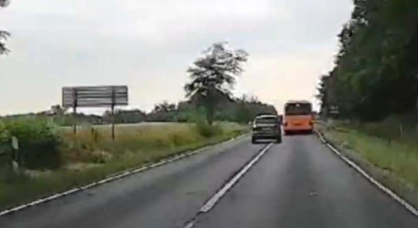 Ezért nem szabad buszt záróvonalnál előzni Győr közelében – teljesen „lefagyott” az ijedtségtől a felelőtlen sofőr – videó