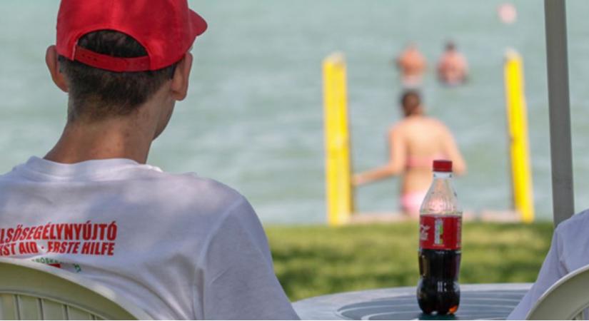 Ifjú vöröskeresztesek óvják a strandolókat a Balatonon