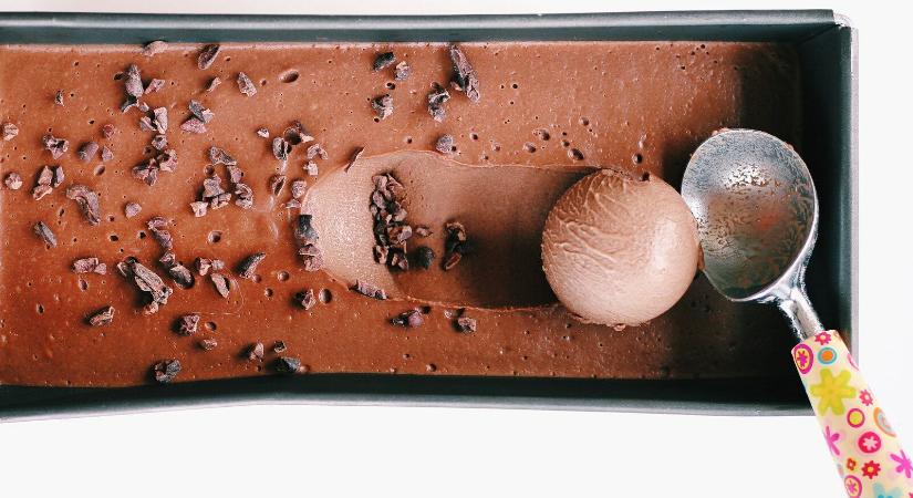 Itt a legjobb főzött csokoládé fagylalt, amit valaha ettél! Mutatjuk a receptet