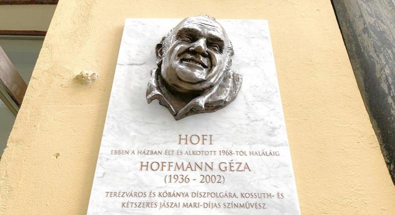 “Ő volt a magyar humor aranycsapata”- Emléktáblát avattak Hofi Géza tiszteletére