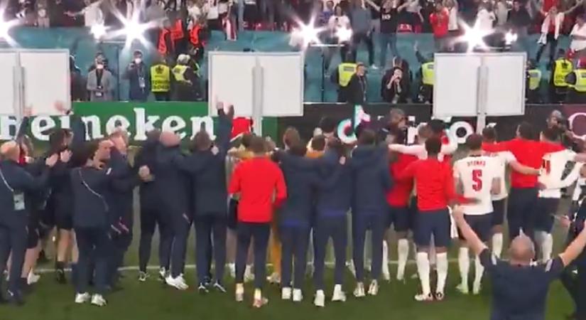 Tánc és éneklés: így ünnepelték a döntőbe jutást az angol focisták a Wembley-ben - videó