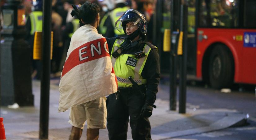 Húsz angol szurkolót vett őrizetbe a rendőrség a botrányos döntőbe jutás után