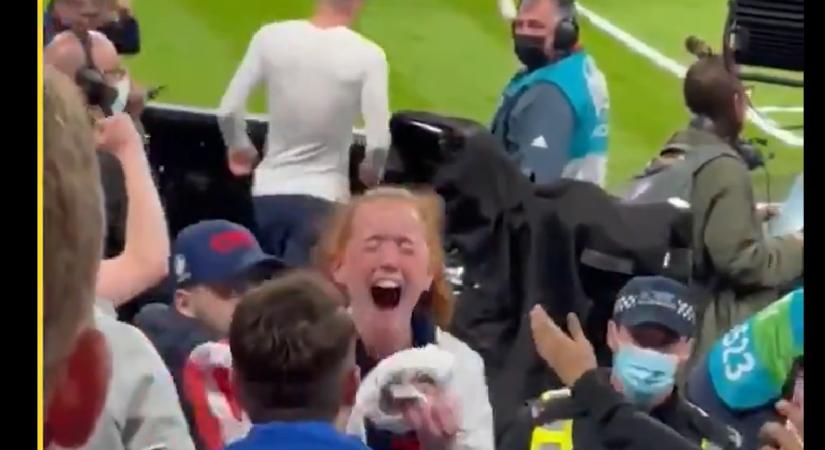 Örömében elsírta magát egy lány, aki megkapta az angol játékos mezét az Eb-elődöntő után - videó