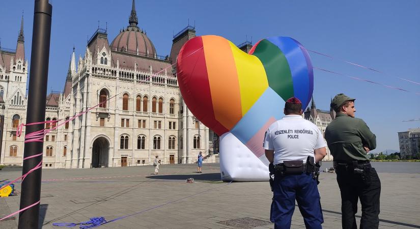 Négyméteres szivárványszívet állítottak a Kossuth térre a homofób törvény hatályba lépésével egyidőben