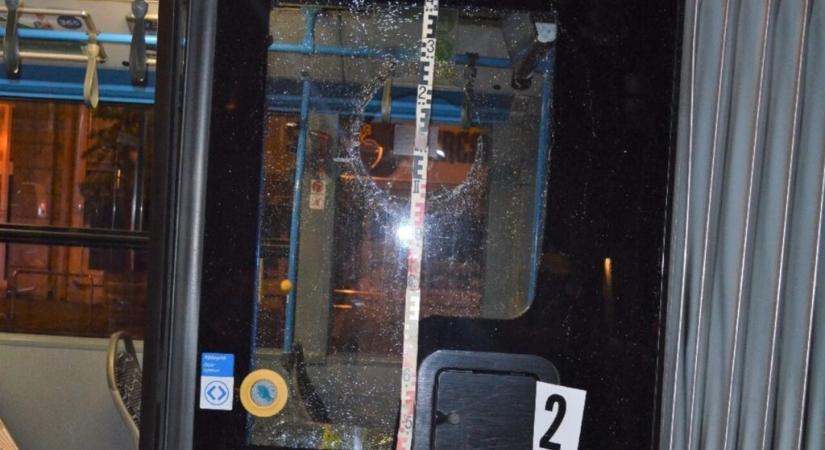Megsérült egy csecsemő a kockakővel megdobott 8E buszon