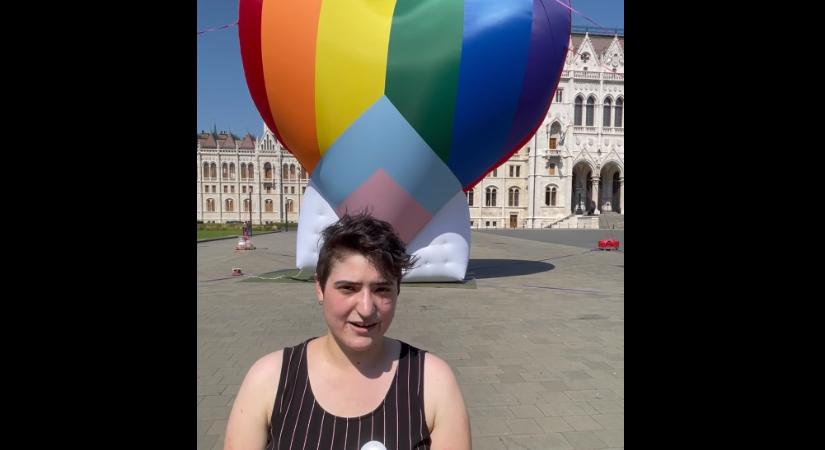 Homolufit állított az Amnesty a Kossuth téren