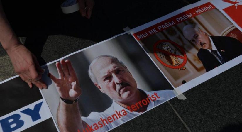 Lukasenka páros lábbal ugrál a független fehérorosz sajtó maradékán