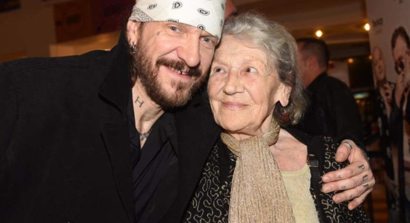 Ganxsta Zolee aranyos fotóval köszöntötte híres édesanyját, Kassai Ilona ma 93 éves