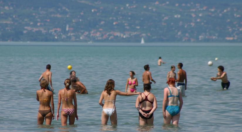Őrület, mi folyik a Balatonnál: mit tud az a strand, ahová 5000 a belépő?
