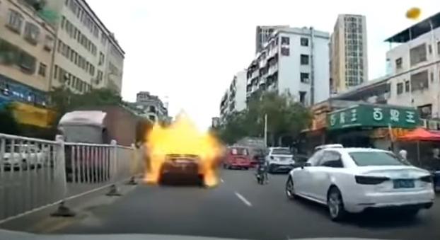 Gázpalackokat vitt a Toyota, fel is robbant, ahogyan kell – videó