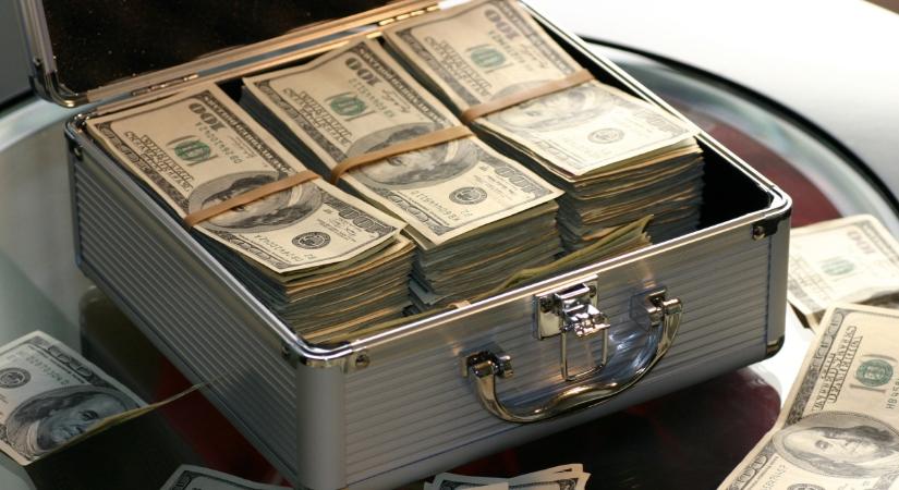 Ez lett az amerikai „alapjövedelemből”: az amerikai ingyenpénzek felét bűnözők lopták el