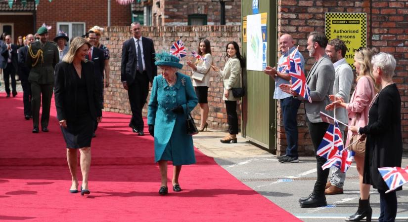 II. Erzsébet meglátogatta a világ legrégebben futó szappanoperájának stábját
