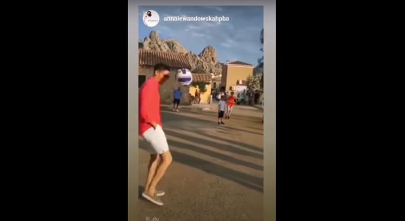 Visongó gyerekek között focizott a nyaralása alatt Robert Lewandowski - videó