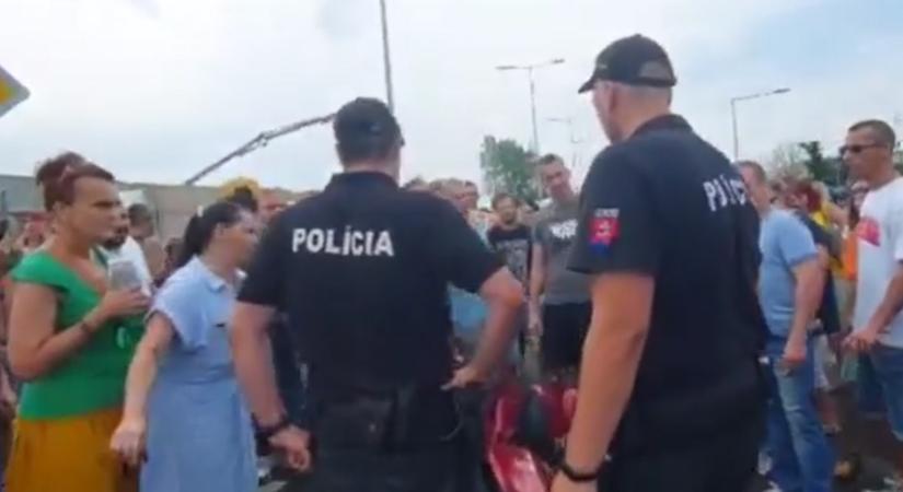 Tüntetők blokkolják a forgalmat a szlovák határon, atrocitás is történt