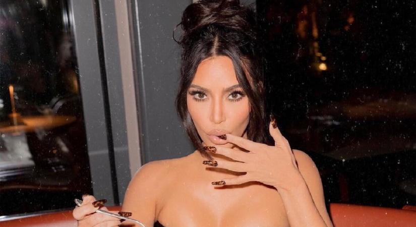 Kim Kardashian egy falatnyi bikiniben mutatta meg magát
