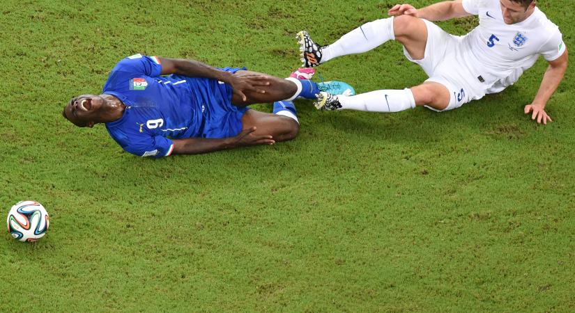 Könyöklés, véres mez, elképesztő tizenegyes-párbajok jellemzik az angol-olasz focimúltat