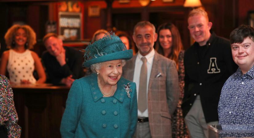 II. Erzsébet meglátogatta egy szappanoperájának stábját