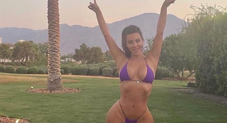 Kim Kardashian falatnyi bikiniben tetszeleg