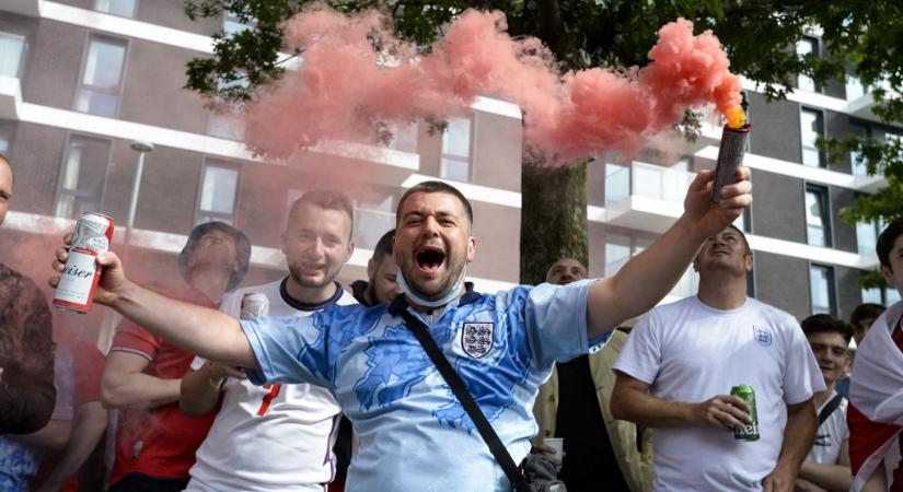 Az angol szurkolók tűzijátékkal zavarták meg az Eb-döntőre készülő olasz válogatott focistáit - videó