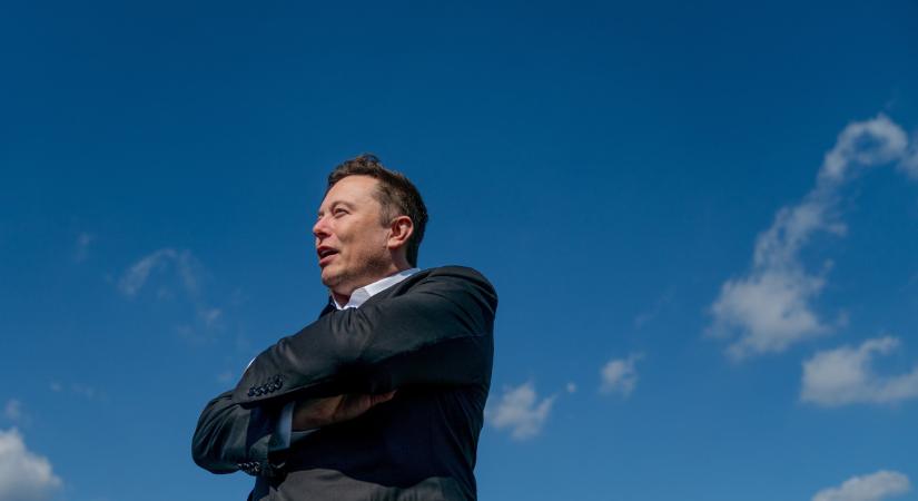 Nagy gesztust tett Elon Musk a riválisának a milliárdosok űrversenyében