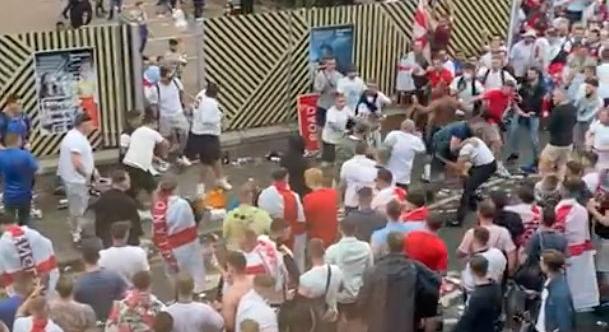 Foci Eb: Egymást ütik az angol szurkolók a döntő előtt - videó