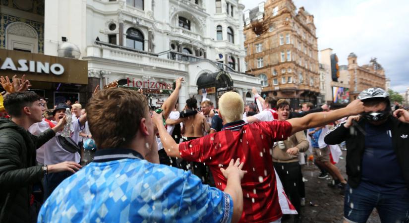Eb 2020: egymást ütötték az angol szurkolók a döntő előtt – Videó