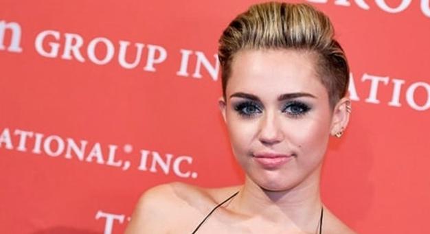 A nagy változás – Miley Cyrus a fogorvos előtt és után
