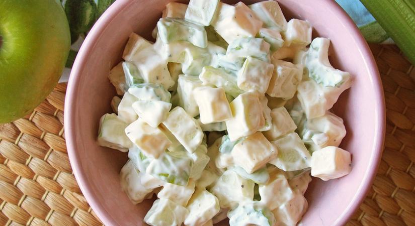 Friss, könnyű saláta ropogós zöld almával, szárzellerrel és sajttal: krémes dresszing fogja közre
