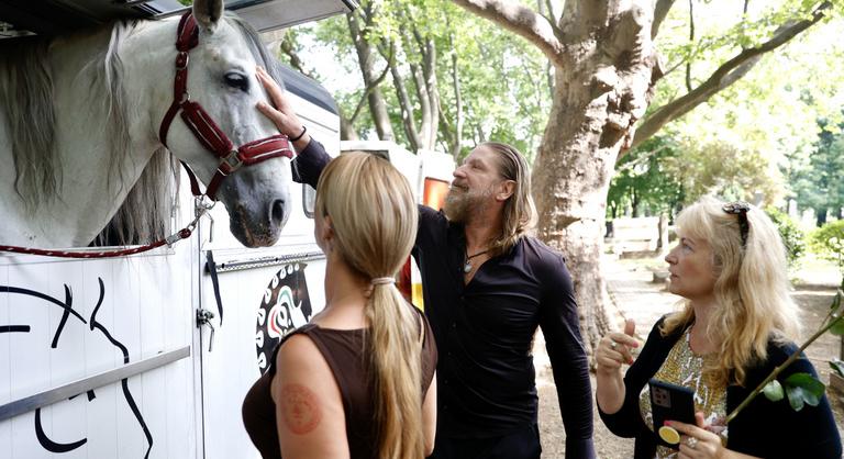 Pintér Tibor fehér lóval érkezett Gábor Zsazsa temetésére
