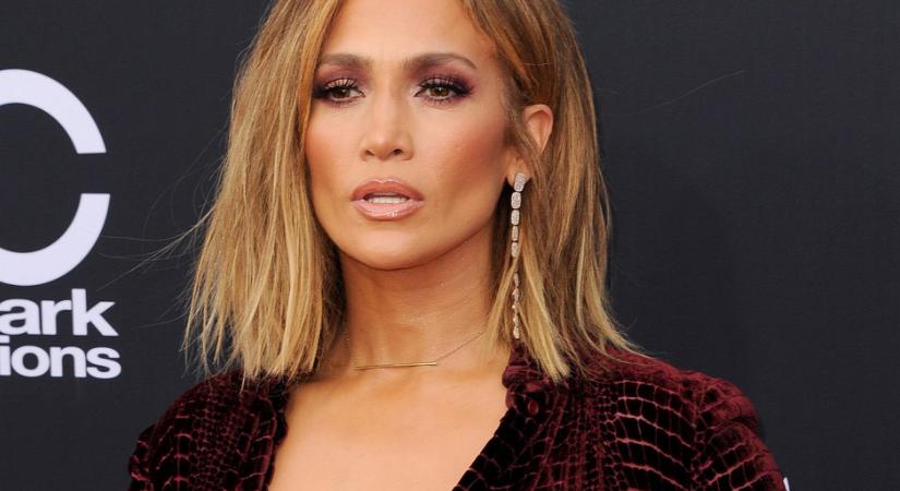 Jennifer Lopez a fenekét csapkodja és simogatja újabb videójában